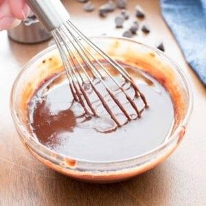 Vegane Schokoladen-Ganache: Nahaufnahme einer Schale mit veganer Schokoladen-Ganache.