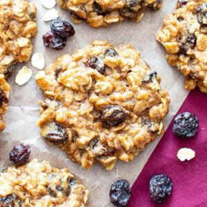 Rezeptbild für kaubare Hafer-Rosinen-Kekse. Vegan, glutenfrei und unwiderstehlich lecker.