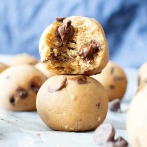 Rezeptbild für 4-Zutaten Erdnussbutter-Schoko-Energy Bites (Vegan, Glutenfrei)