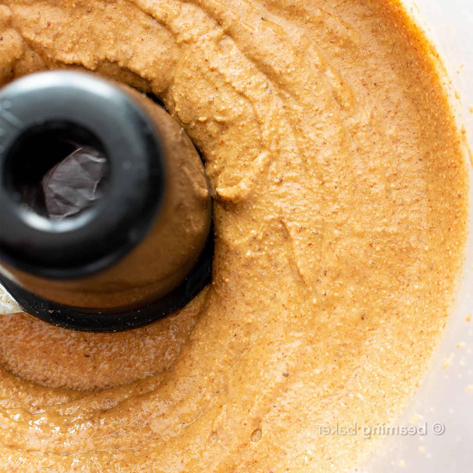 Mandelmus selber machen: Das hausgemachte Mandelmus ist fertig – cremig, natürlich und bereit für den Genuss. Perfekt für all Ihre Rezepte!
