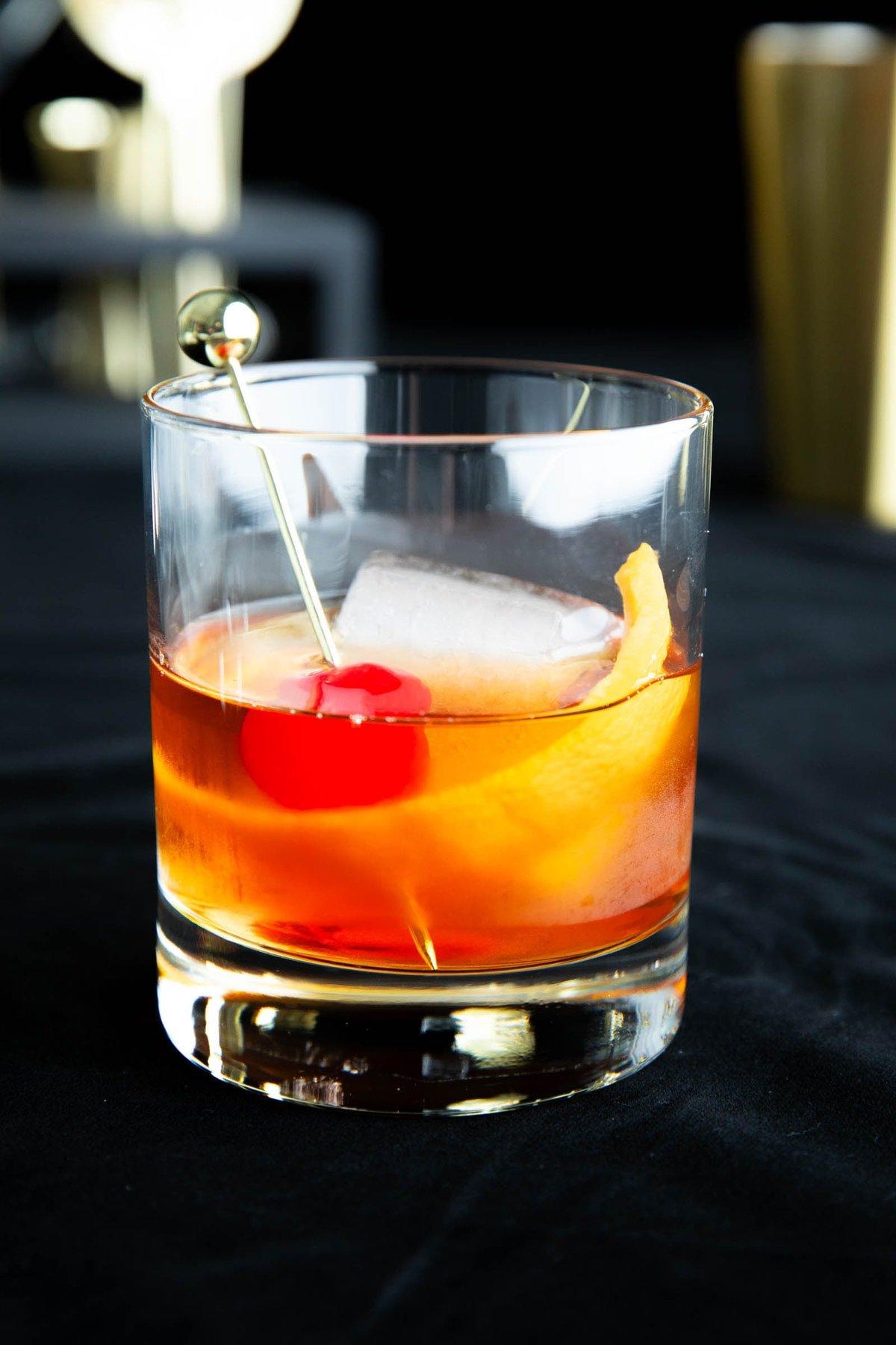 Ein Old Fashioned Cocktail, serviert in einem Old Fashioned Glas