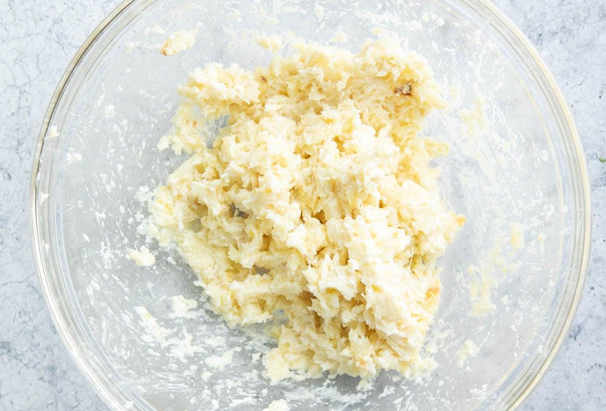 Zwei Fotos, die zeigen, wie man dieses Rezept zubereitet – fertige Butter in der Schüssel