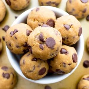 Detailansicht eines Kürbis-Schoko-Keksteig-Häppchens, zeigt die Textur und Schokostückchen. Ein glutenfreier, veganer Snack.