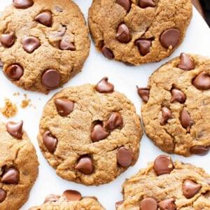 Glutenfreie, Vegane Erdnussbutter-Schoko-Kekse: Ein einfaches Rezept für perfekt weiche und zähe Schoko-Kekse, die vor cremigem Erdnussbuttergeschmack nur so strotzen! #Vegan #Glutenfrei #Milchfrei #Erdnussbutter #Kekse #Dessert #SchokoChips | Rezept auf BeamingBaker.com