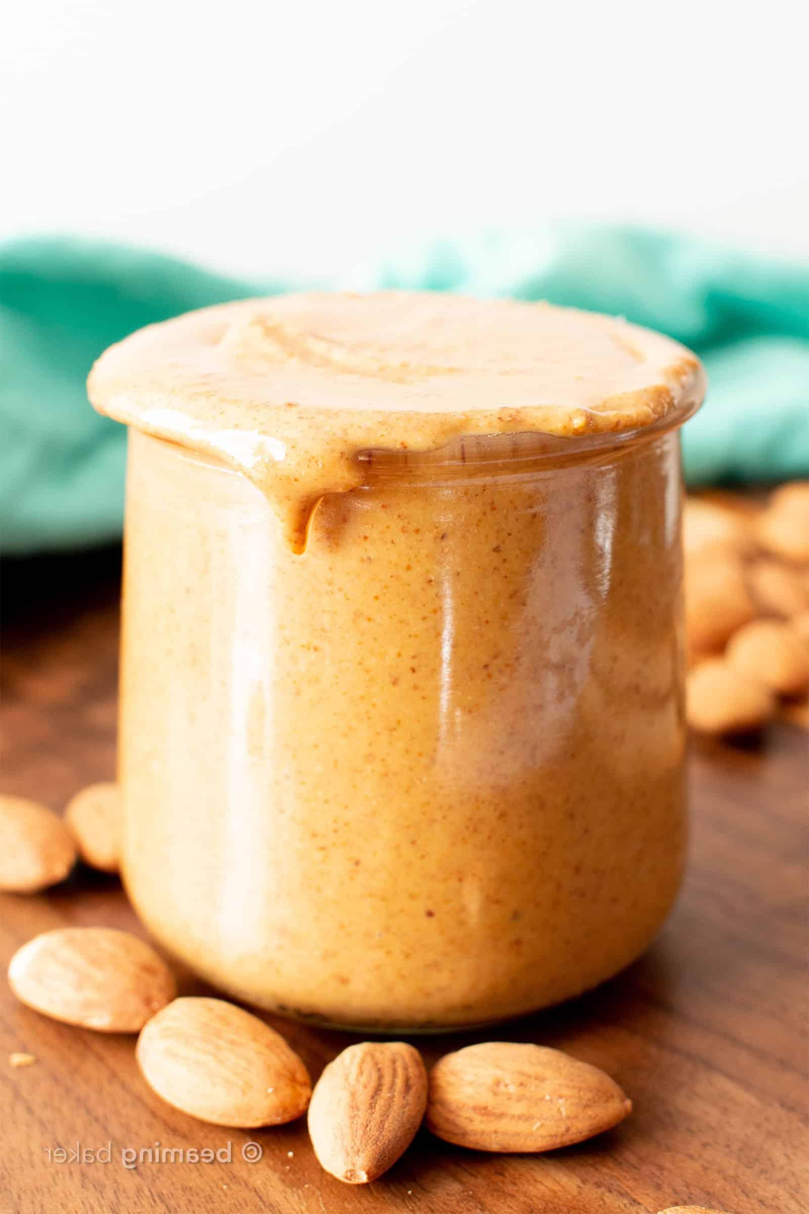 Hausgemachtes Mandelmus Rezept: Lernen Sie, wie Sie Mandelmus mit nur einer Zutat und in wenigen Minuten selbst herstellen können! Das beste hausgemachtes Mandelmus – cremig, einfach und köstlich. #Mandelmus #Selbermachen #GesundEssen