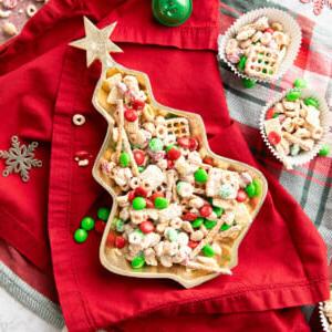 Rentierfutter in einer Weihnachtsbaum-Servierschale, belegt mit roten und grünen M&M's