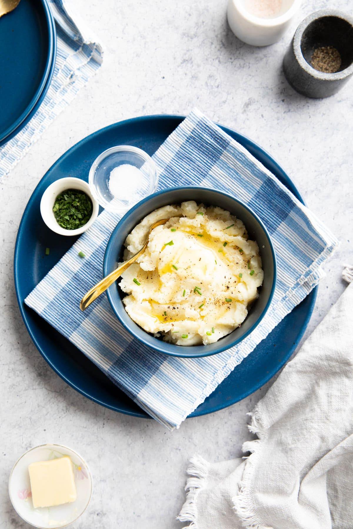 Dieses Thanksgiving-Beilagenrezept wird in einer Schüssel mit milchfreier Butter, Salz und Schnittlauch serviert