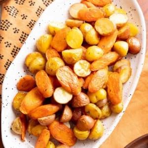 geröstete Kartoffeln und Karotten in einer Servierschüssel