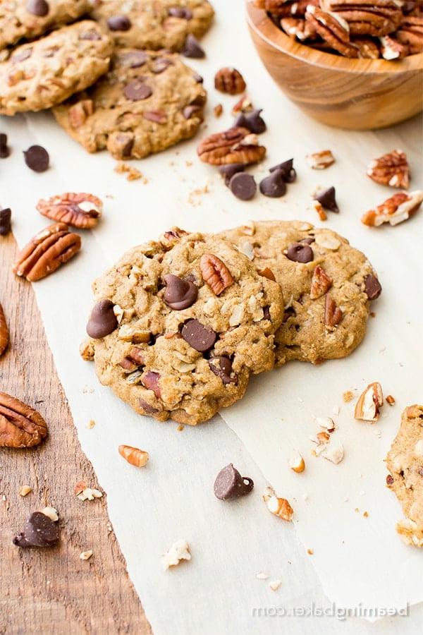 Ahorn-Pekannuss-Schoko-Cookies (V, GF, DF): Ein einfaches Rezept für köstlich weiche und zähe Hafermehl-Schoko-Cookies, die vor Ahorn- und Pekannussgeschmack nur so strotzen. #Vegan #GlutenFree #DairyFree #OatFlour | BeamingBaker.com