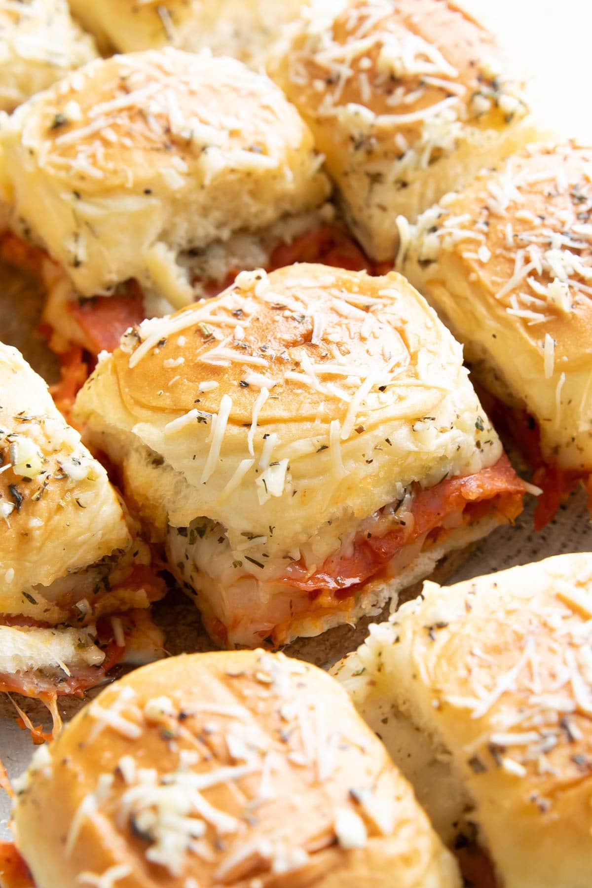 Frisch gebackene und geschnittene Pizza Sliders mit Parmesan-Topping