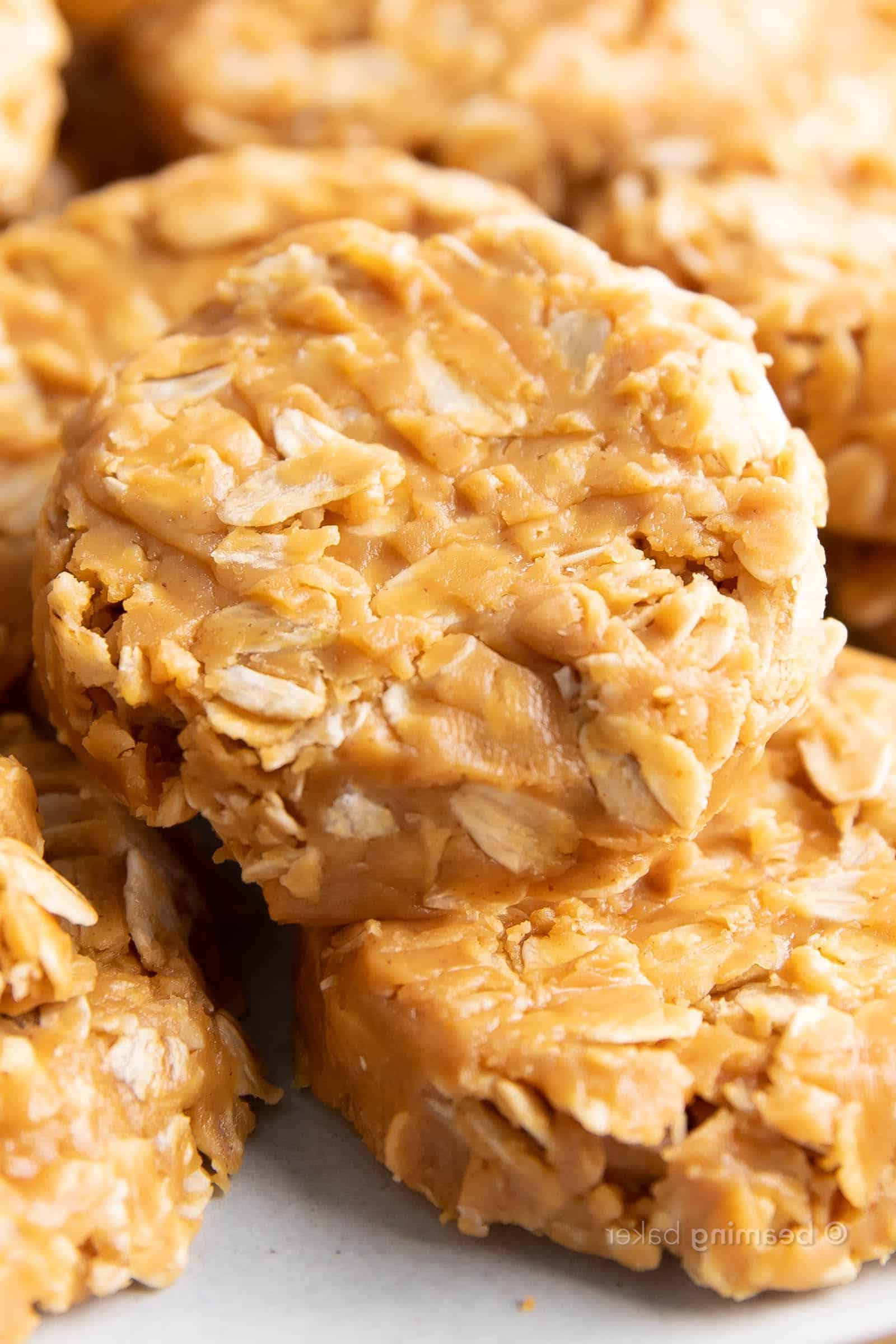 Eine perfekte Menge kleiner Kekse ohne Backen für einen schnellen, sättigenden und köstlichen Snack!