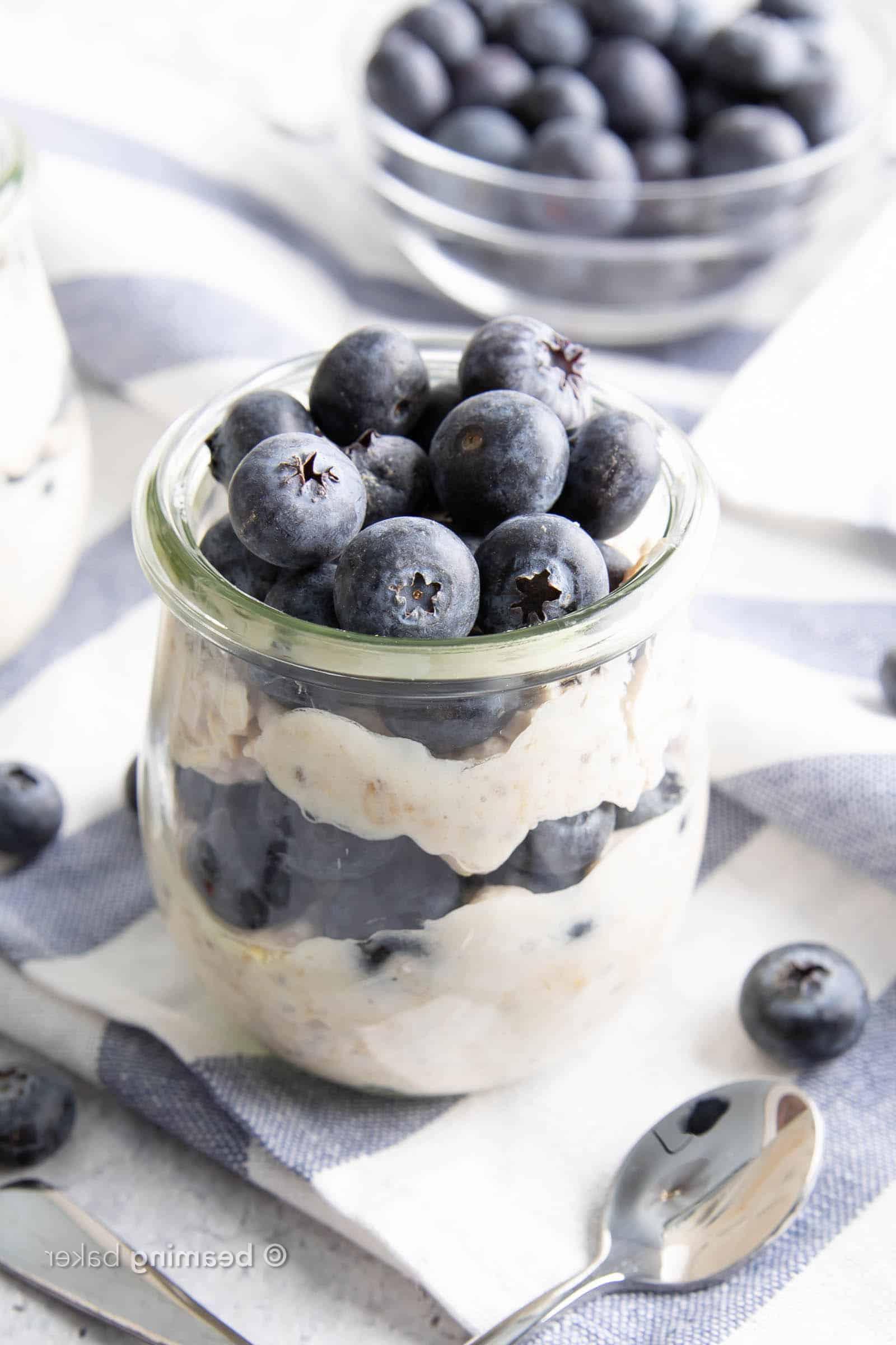 Gesunde Overnight Oats mit Mandelmilch und Heidelbeeren: Lerne, wie man Overnight Oats mit Mandelmilch zubereitet! Ein schnelles & einfaches Mandelmilch-Frühstück im Glas – die besten Overnight Oats mit Mandelmilch. #OvernightOats #Mandelmilch #Frühstück #Gesund | Rezept auf BeamingBaker.com