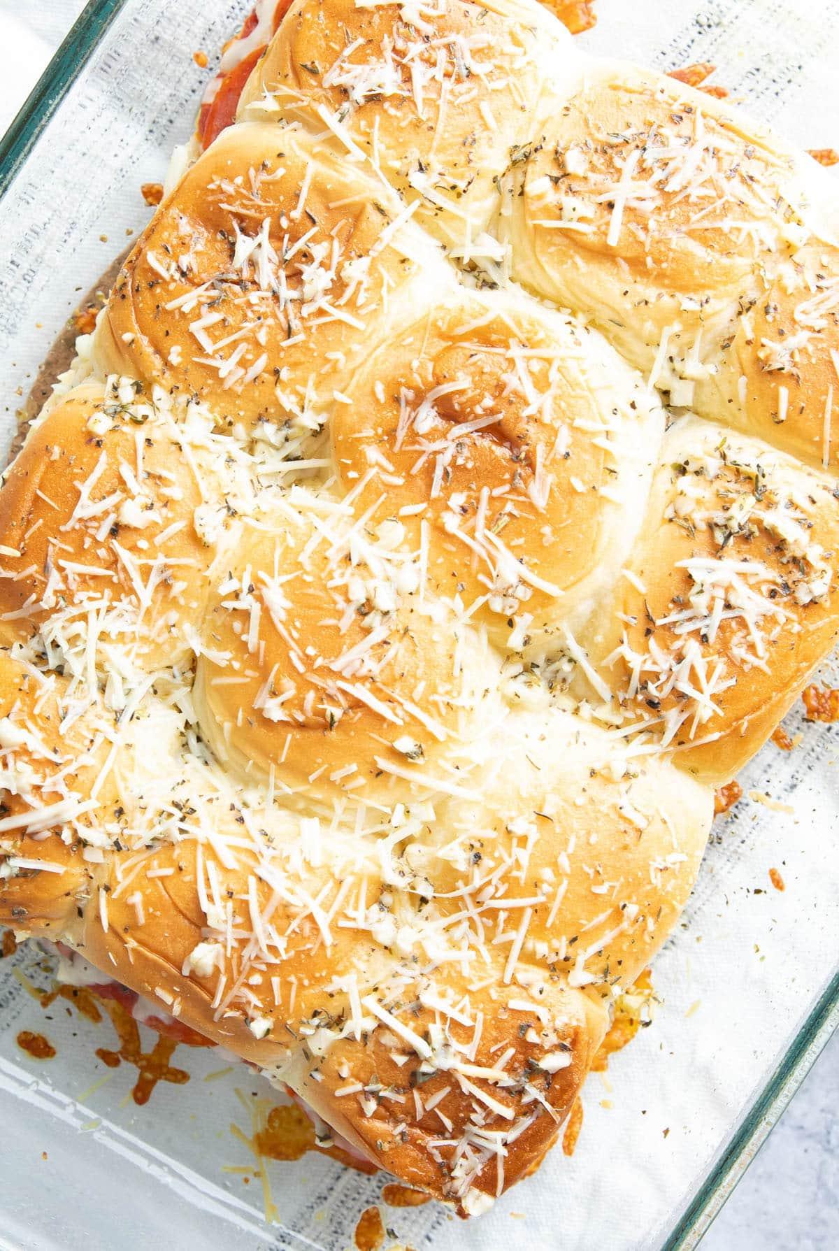 Dieses italienische Abendessenrezept in einer Glasschale gebacken, serviert mit Salat und Oregano-Topping