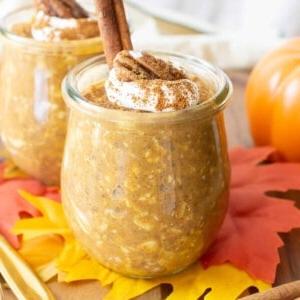 Kürbis-Overnight-Oats 11 Kürbis Overnight Oats in zwei Gläsern mit Herbstdekoration