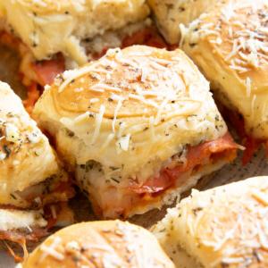 Pizza Sliders mit schmelzendem Käse, würziger Peperoni und Butter-Topping