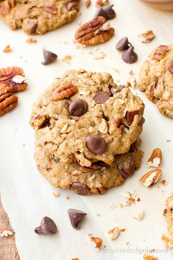Ahorn-Pekannuss-Schoko-Cookies (V, GF, DF): Ein einfaches Rezept für köstlich weiche und zähe Hafermehl-Schoko-Cookies, die vor Ahorn- und Pekannussgeschmack nur so strotzen. #Vegan #GlutenFree #DairyFree #OatFlour | BeamingBaker.com