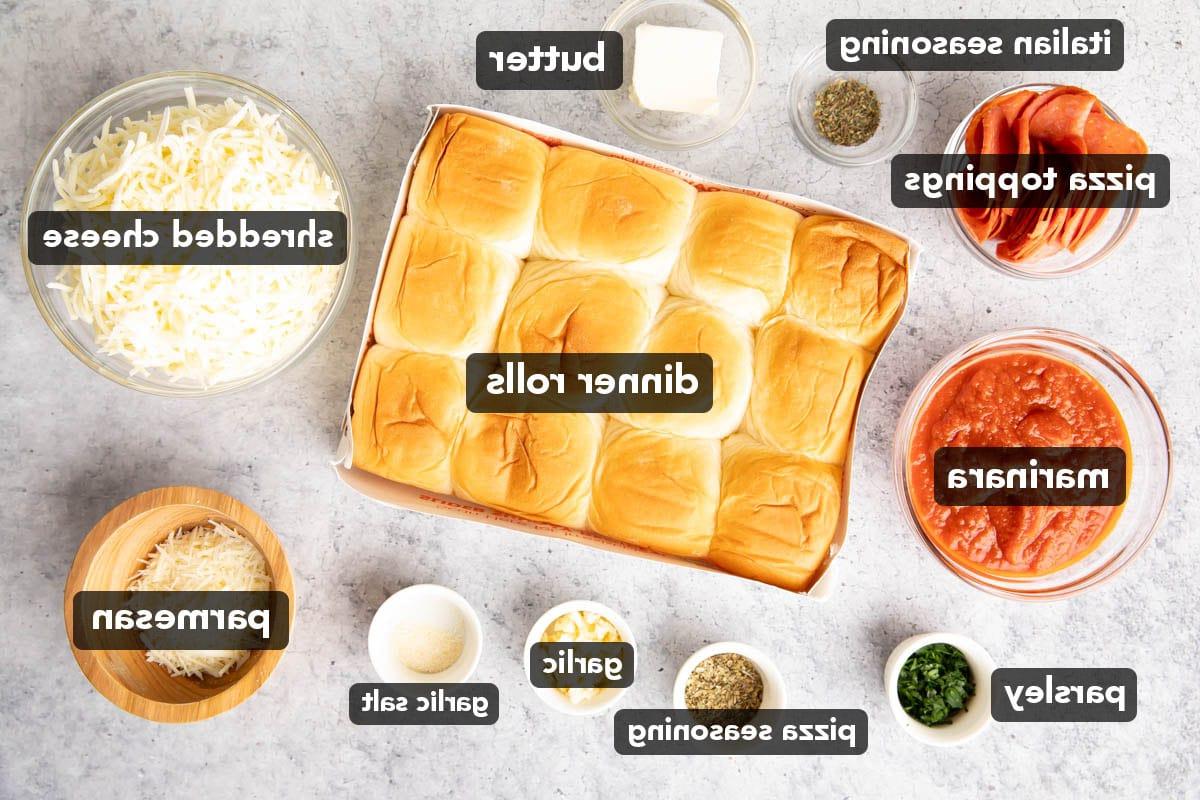 Zutaten für Pizza Sliders in Vorbereitungsschalen: Pizzagewürz, Hawaiian Rolls, Käse, Peperoni, Butter, Parmesan und gehackter Knoblauch