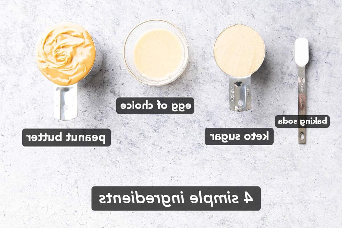 Foto von Zutaten für Keto Erdnussbutter-Kekse, die auf einem Tisch abgemessen sind