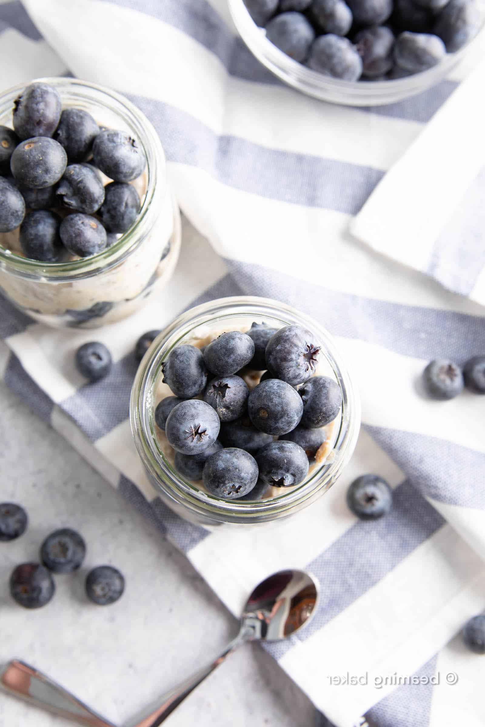 Gesunde Overnight Oats mit Mandelmilch und Heidelbeeren: Lerne, wie man Overnight Oats mit Mandelmilch zubereitet! Ein schnelles & einfaches Mandelmilch-Frühstück im Glas – die besten Overnight Oats mit Mandelmilch. #OvernightOats #Mandelmilch #Frühstück #Gesund | Rezept auf BeamingBaker.com
