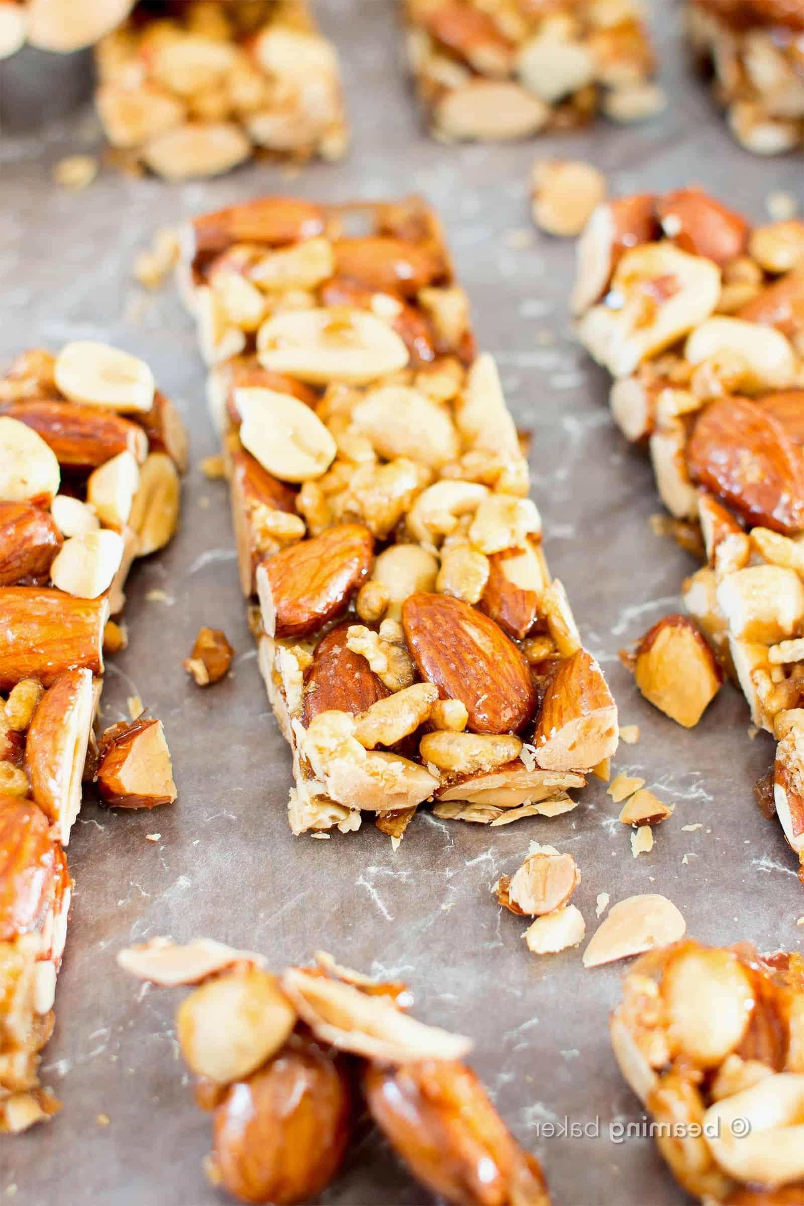 Selbstgemachte Nussriegel: Ein einfaches 5-Zutaten-Rezept für gesunde, süß-salzige Energie-Snacks. #Nussriegel #Selbstgemacht #Rezept #KINDBars