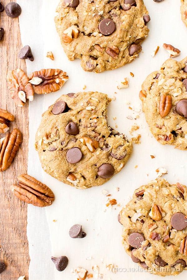 Ahorn-Pekannuss-Schoko-Cookies (V, GF, DF): Ein einfaches Rezept für köstlich weiche und zähe Hafermehl-Schoko-Cookies, die vor Ahorn- und Pekannussgeschmack nur so strotzen. #Vegan #GlutenFree #DairyFree #OatFlour | BeamingBaker.com