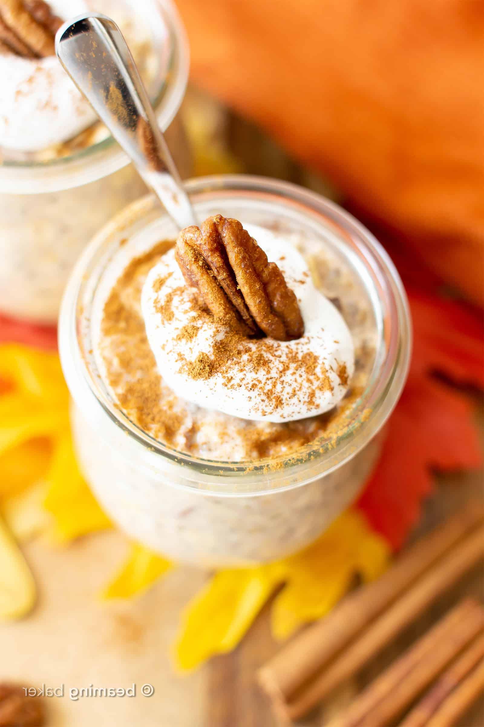 Zutaten für vegane Pekannusskuchen Overnight Oats bereit zur Mischung.