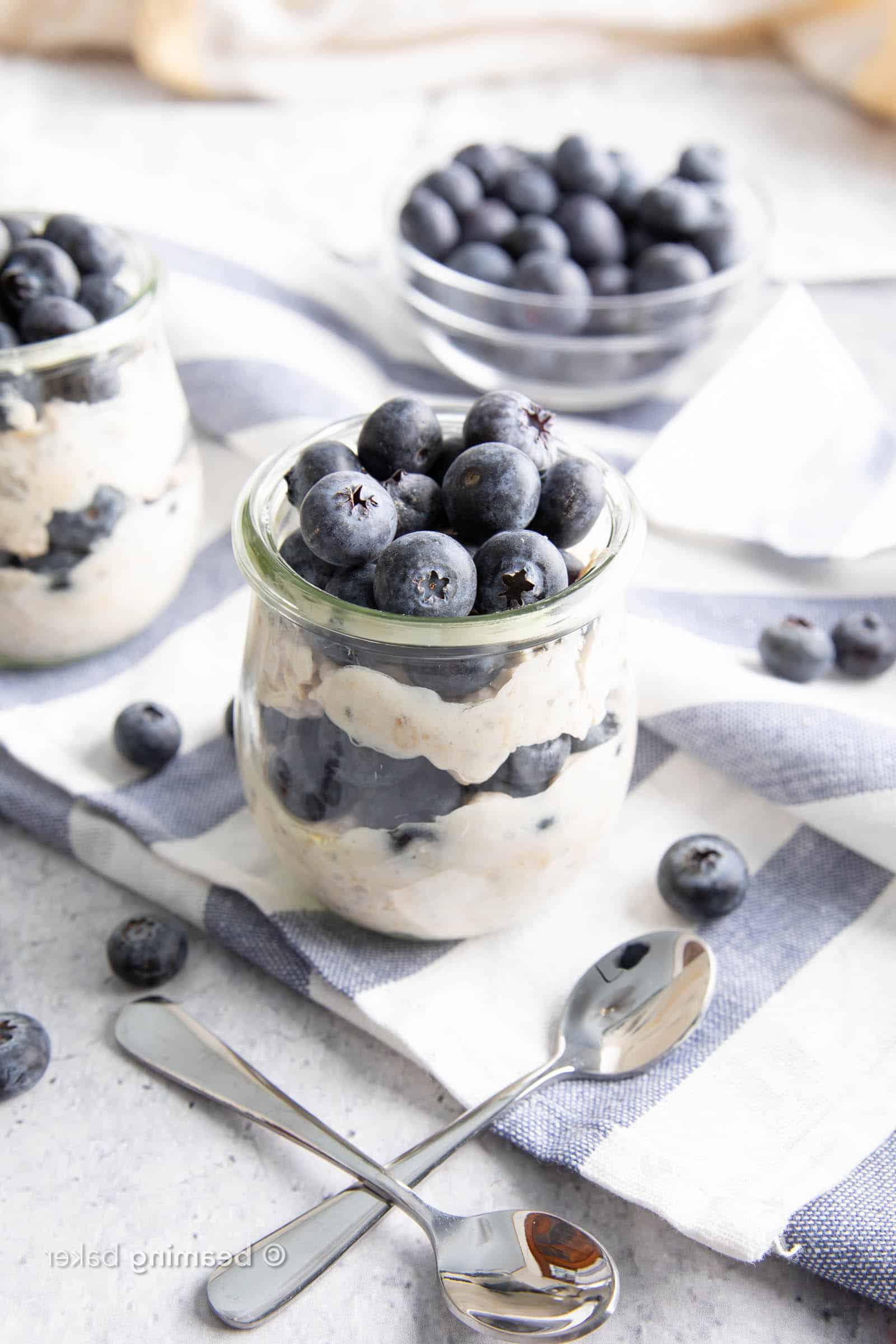 Gesunde Overnight Oats mit Mandelmilch und Heidelbeeren: Lerne, wie man Overnight Oats mit Mandelmilch zubereitet! Ein schnelles & einfaches Mandelmilch-Frühstück im Glas – die besten Overnight Oats mit Mandelmilch. #OvernightOats #Mandelmilch #Frühstück #Gesund | Rezept auf BeamingBaker.com