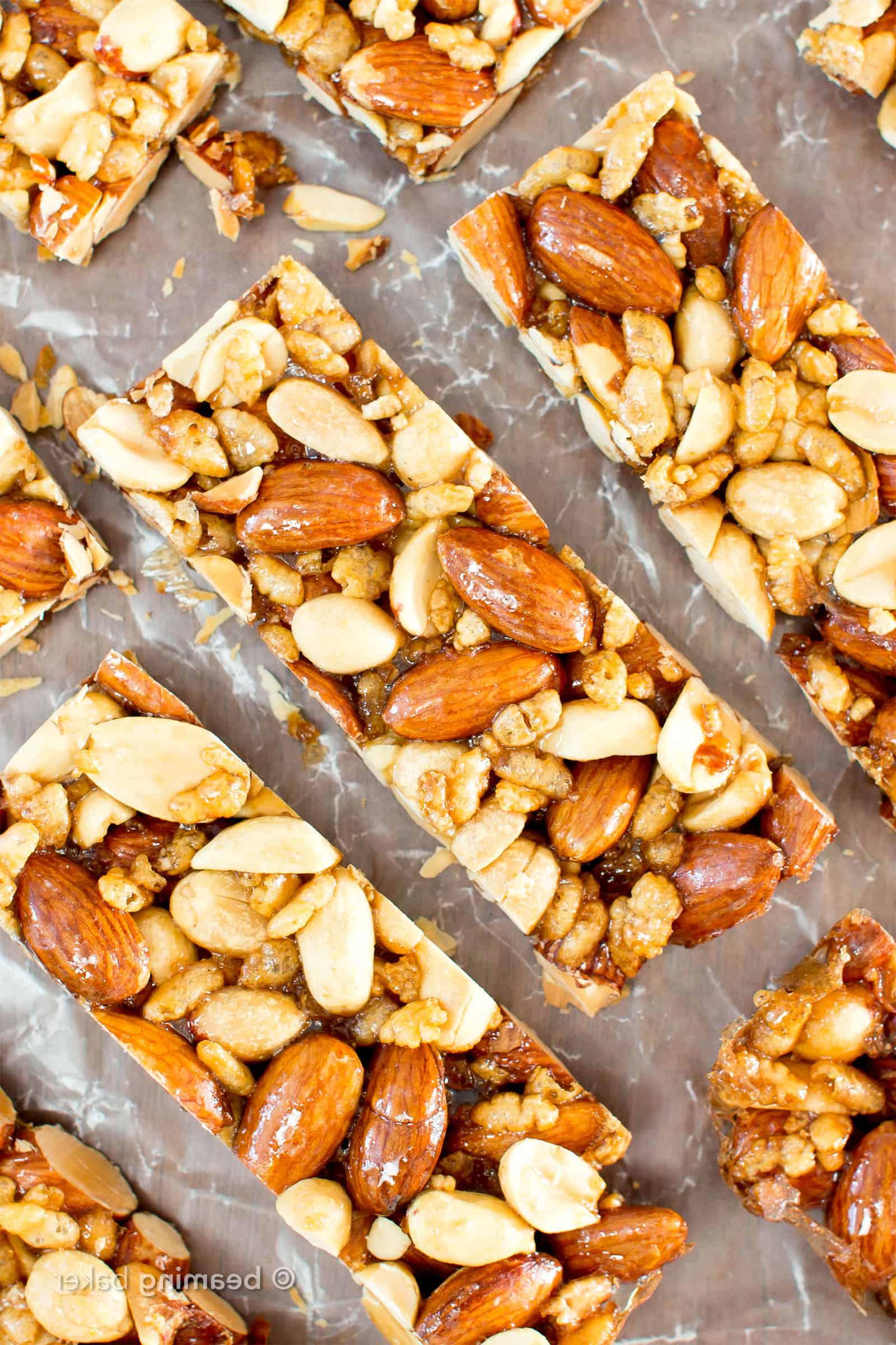 Selbstgemachte Nussriegel: Ein einfaches 5-Zutaten-Rezept für gesunde, süß-salzige Energie-Snacks. #Nussriegel #Selbstgemacht #Rezept #KINDBars