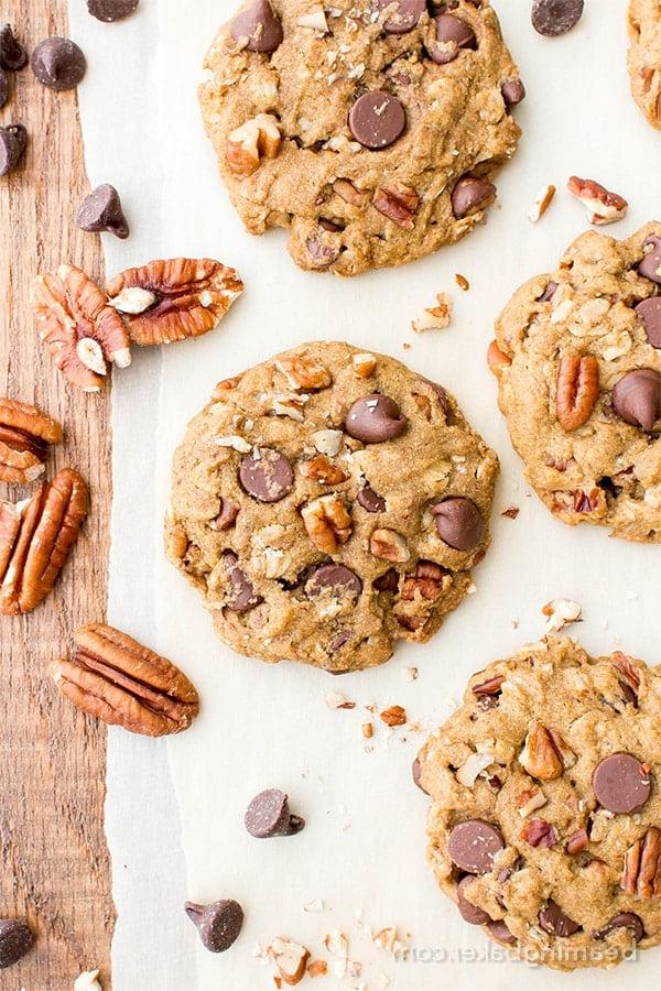 Ahorn-Pekannuss-Schoko-Cookies (V, GF, DF): Ein einfaches Rezept für köstlich weiche und zähe Hafermehl-Schoko-Cookies, die vor Ahorn- und Pekannussgeschmack nur so strotzen. #Vegan #GlutenFree #DairyFree #OatFlour | BeamingBaker.com