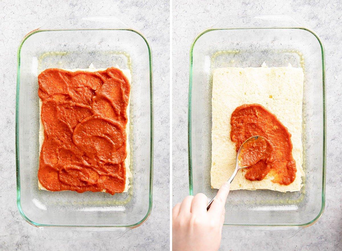 Zwei Fotos, die zeigen, wie man Pizza Sliders zubereitet – Marinara-Soße über die Brötchen streichen