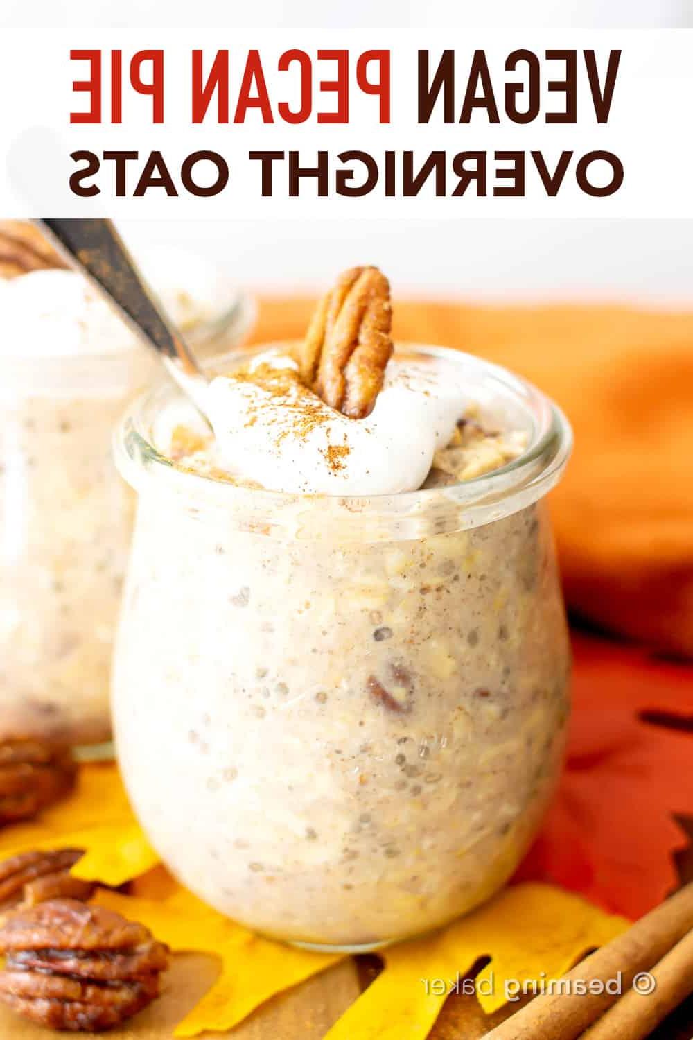 Fertige Pekannusskuchen Overnight Oats im Glas, bereit zum Genuss.
