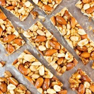 Nussriegel Rezept – Selbstgemachte KIND Bars: Ein einfaches 5-Zutaten-Rezept für selbstgemachte KIND Bars! Süß-salziger, gesunder Nussriegel-Genuss! #Nussriegel #KIND #Selbstgemacht #Rezept | Rezept auf BeamingBaker.com