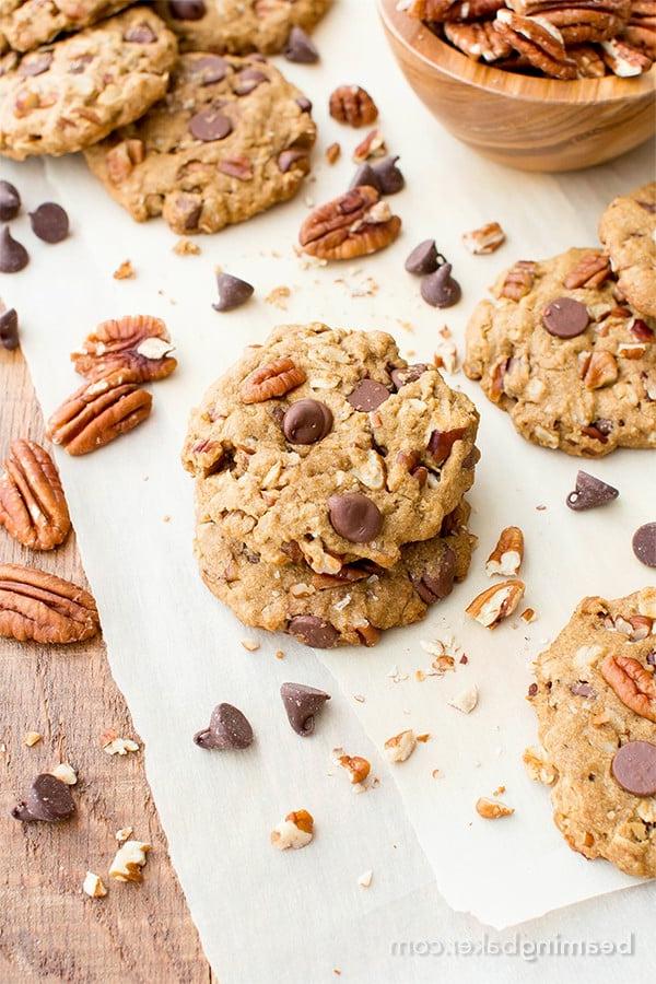 Ahorn-Pekannuss-Schoko-Cookies (V, GF, DF): Ein einfaches Rezept für köstlich weiche und zähe Hafermehl-Schoko-Cookies, die vor Ahorn- und Pekannussgeschmack nur so strotzen. #Vegan #GlutenFree #DairyFree #OatFlour | BeamingBaker.com