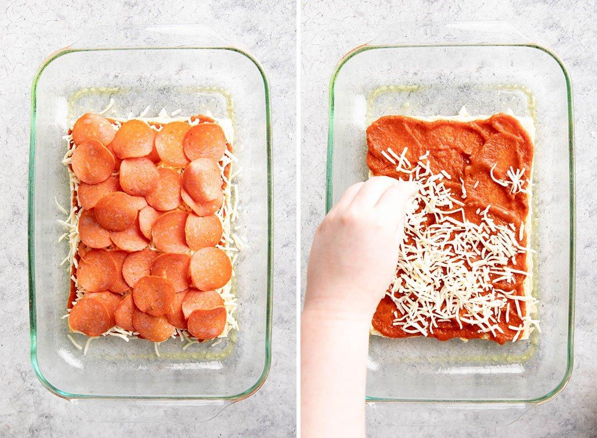 Zwei Fotos, die zeigen, wie man Pizza Sliders zubereitet – Käse und Peperoni über die Marinara streuen