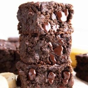 **Veganes Bananen-Brownies-Rezept** 4 Vegane Bananen-Brownies: dicke, super saftige Schoko-Bananen-Brownies. Schmelzen auf der Zunge, fudgy und reichhaltig mit einer weichen, zarten Krume. Das beste Bananen-Brownie-Rezept! Glutenfrei. #Vegan #Banane #Brownies #BananenBrownies | Rezept auf BeamingBaker.com