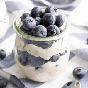Gesunde Overnight Oats mit Mandelmilch und Heidelbeeren: Lerne, wie man Overnight Oats mit Mandelmilch zubereitet! Ein schnelles & einfaches Mandelmilch-Frühstück im Glas – die besten Overnight Oats mit Mandelmilch. #OvernightOats #Mandelmilch #Frühstück #Gesund | Rezept auf BeamingBaker.com