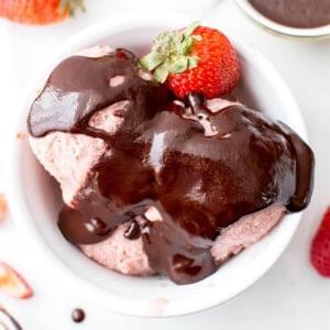 Vegane Magic Shell (V, GF, DF): ein raffiniert-zuckerfreies 3-Zutaten-Rezept für die perfekte selbstgemachte magische Schokoglasur. #Vegan #Paleo #Milchfrei #Glutenfrei | BeamingBaker.com