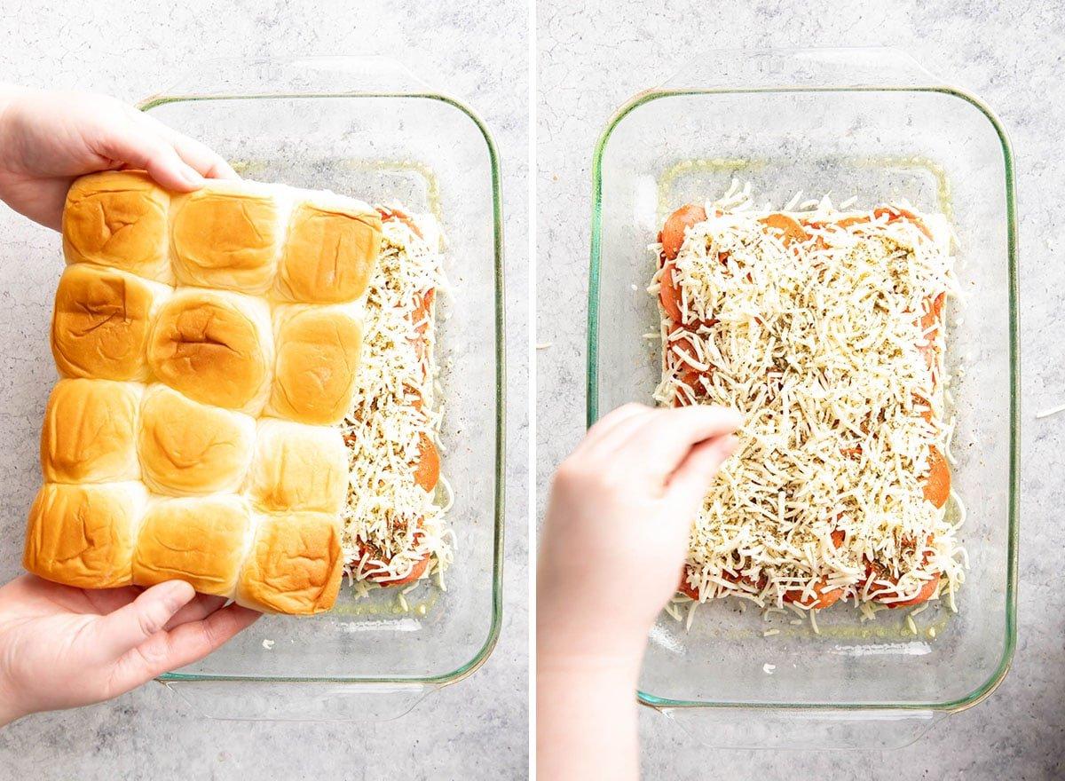 Zwei Fotos, die zeigen, wie man dieses Rezept zubereitet – Gewürze und die obere Brötchenschicht hinzufügen