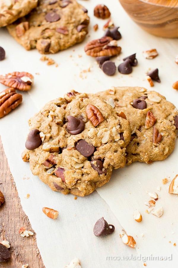 Ahorn-Pekannuss-Schoko-Cookies (V, GF, DF): Ein einfaches Rezept für köstlich weiche und zähe Hafermehl-Schoko-Cookies, die vor Ahorn- und Pekannussgeschmack nur so strotzen. #Vegan #GlutenFree #DairyFree #OatFlour | BeamingBaker.com