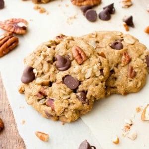 Ahorn-Pekannuss-Schoko-Cookies (V, GF, DF): Ein einfaches Rezept für köstlich weiche und zähe Hafermehl-Schoko-Cookies, die vor Ahorn- und Pekannussgeschmack nur so strotzen. #Vegan #GlutenFree #DairyFree #OatFlour | BeamingBaker.com