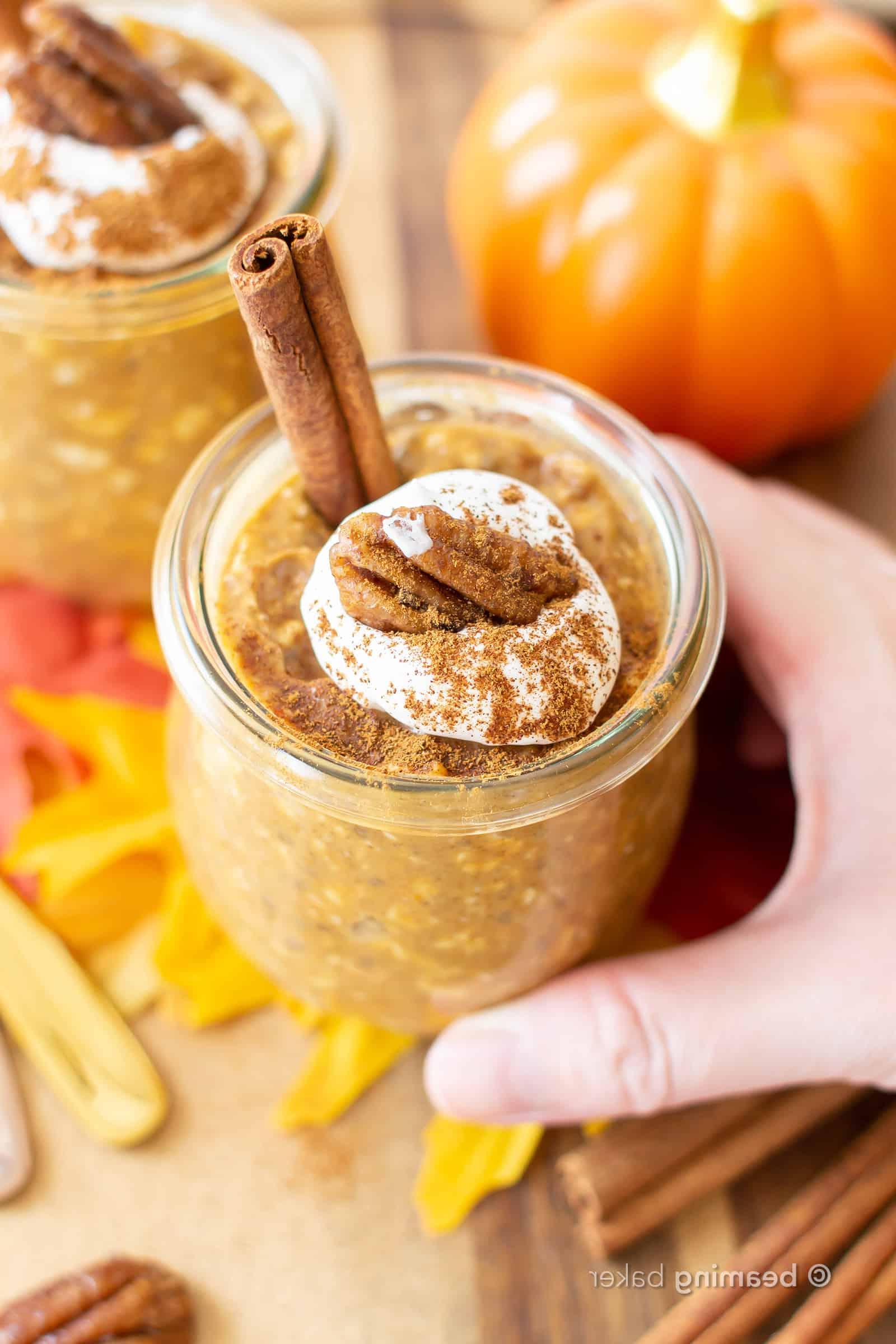 Kürbis-Overnight-Oats 10 Dieses Frühstücksrezept in einem Glas, in einer Hand gehalten